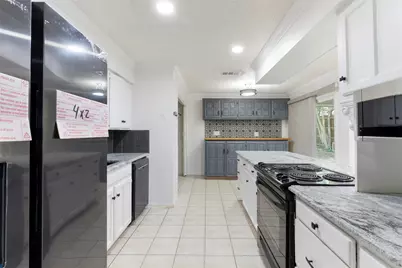 719 Matthews Court, Arlington, TX 76012 - Photo 12