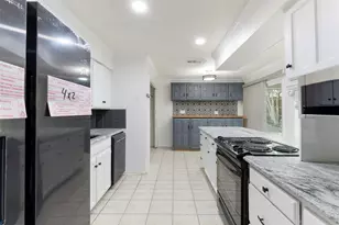 719 Matthews Ct, Arlington, TX 76012 - Photo 12