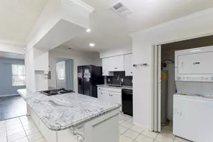 719 Matthews Ct, Arlington, TX 76012 - Photo 8