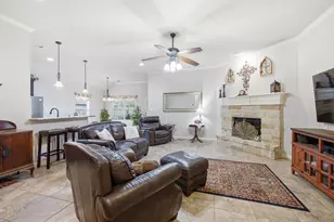 134 Donna Cir, Granbury, TX 76049 - Photo 4
