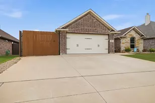 134 Donna Cir, Granbury, TX 76049 - Photo 2