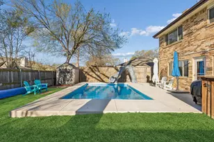 304 Lark Ln, Euless, TX 76039 - Photo 1