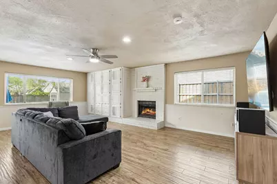 304 Lark Lane, Euless, TX 76039 - Photo 4