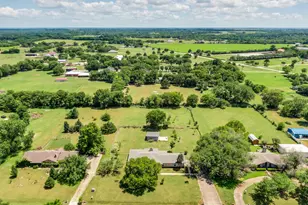 112 Burkett Ln, Pecan Hill, TX 75154 - Photo 2