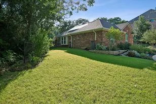 2701 Hidden Lake Dr, Grapevine, TX 76051 - Photo 2
