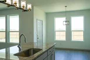 1011 Springview Ln, Mabank, TX 75147 - Photo 2