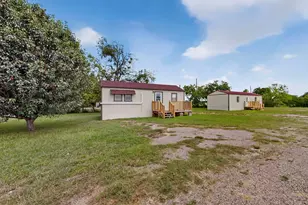 1661 E 2nd St, Cleburne, TX 76031 - Photo 4
