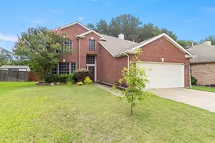903 Summerbrook Dr, Euless, TX 76040 - Photo 2