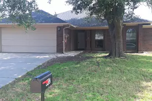 802 Crystal Creek Ln, Arlington, TX 76001 - Photo 2
