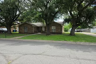 104 Bowie Ln, Hewitt, TX 76643 - Photo 2