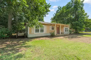 402 College St, Grandview, TX 76050 - Photo 2