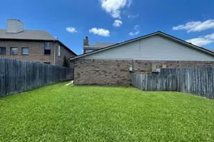 1226 W Hudgins St, Grapevine, TX 76051 - Photo 30
