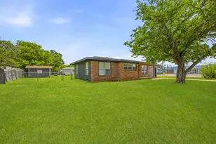 613 Crestview Dr, Granbury, TX 76048 - Photo 4