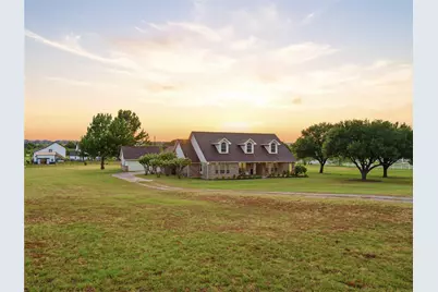 902 W Pioneer Circle, Argyle, TX 76226 - Photo 2