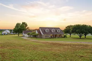 902 W Pioneer Circle, Argyle, TX 76226 - Photo 2