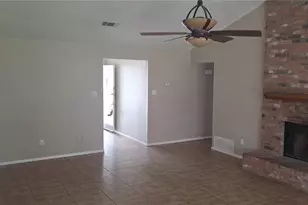 2428 Heathercrest Dr, Arlington, TX 76018 - Photo 2