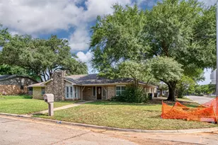 4501 Trowbridge Dr, Arlington, TX 76013 - Photo 4