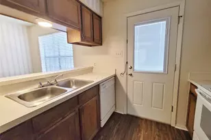 929 W Hickory St, Denton, TX 76201 - Photo 6