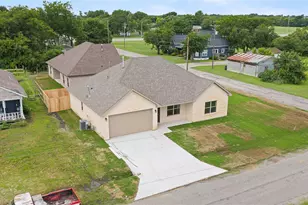 209 W Bonham St, Tom Bean, TX 75489 - Photo 26