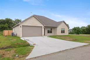 209 W Bonham St, Tom Bean, TX 75489 - Photo 2