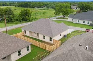 209 W Bonham St, Tom Bean, TX 75489 - Photo 30