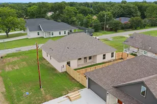 209 W Bonham St, Tom Bean, TX 75489 - Photo 28