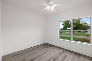 209 W Bonham St, Tom Bean, TX 75489 - Photo 18