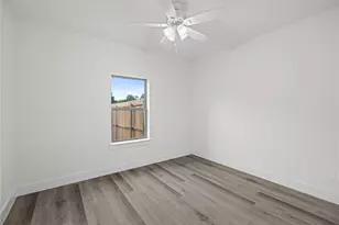 209 W Bonham St, Tom Bean, TX 75489 - Photo 16
