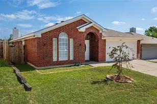 2374 Stagecoach St, Fort Worth, TX 76133 - Photo 2