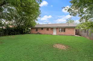 730 Cindy Ln, Grand Prairie, TX 75052 - Photo 16