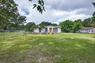 250 E Golden Oaks Dr, Mabank, TX 75156 - Photo 2
