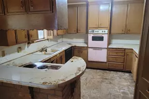 115 S Crescent Dr, Electra, TX 76360 - Photo 4