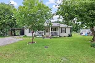 304 Lee St, Wolfe City, TX 75496 - Photo 2
