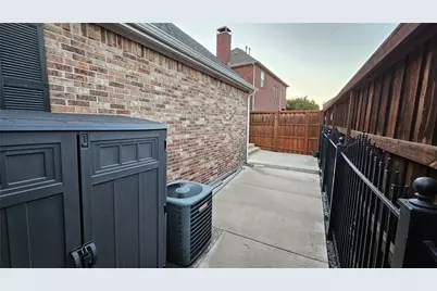 8207 Persimmon Street, Irving, TX 75063 - Photo 28