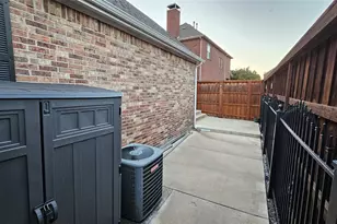8207 Persimmon St, Irving, TX 75063 - Photo 28