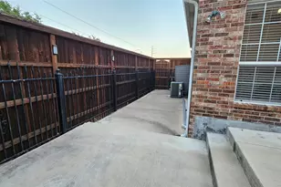 8207 Persimmon St, Irving, TX 75063 - Photo 30