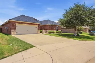 608 Donna Cir, Granbury, TX 76049 - Photo 4