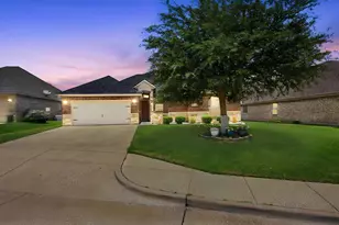 608 Donna Cir, Granbury, TX 76049 - Photo 2
