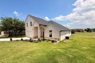 402 Bellaire Cir, Mineral Wells, TX 76067 - Photo 2