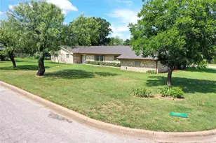281 Oakridge St, Jacksboro, TX 76458 - Photo 2