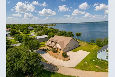 711 Crows Point, Lake Bridgeport, TX 76426 - Photo 2