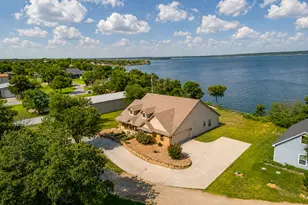 711 Crows Point, Lake Bridgeport, TX 76426 - Photo 2