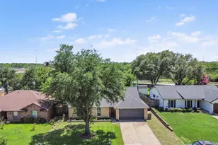 817 Woodhaven Ln, Grand Prairie, TX 75052 - Photo 6