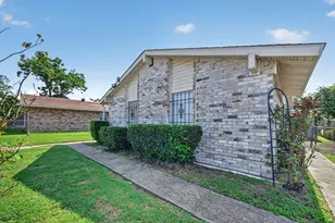 2524 N Saint Augustine Dr, Dallas, TX 75227 - Photo 2