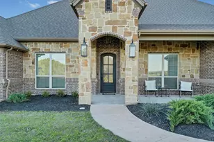 701 Milton Ct, Granbury, TX 76048 - Photo 2