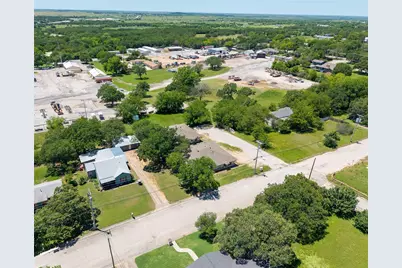 810 Central Avenue, Bowie, TX 76230 - Photo 2