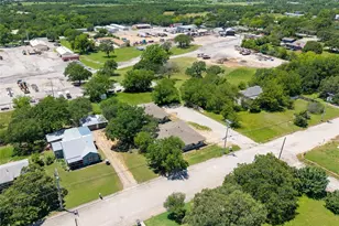 810 Central Ave, Bowie, TX 76230 - Photo 2