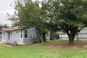 215 S 4th St, Jacksboro, TX 76458 - Photo 2
