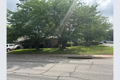 236 Hallbrook Drive, Fort Worth, TX 76134 - Photo 2