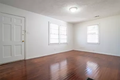 3323 W Clarendon Drive, Dallas, TX 75211 - Photo 2